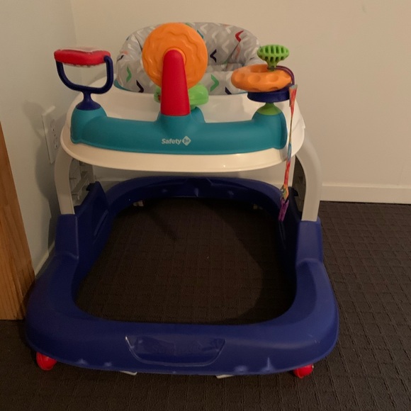 Baby’s walker - Picture 2 of 4